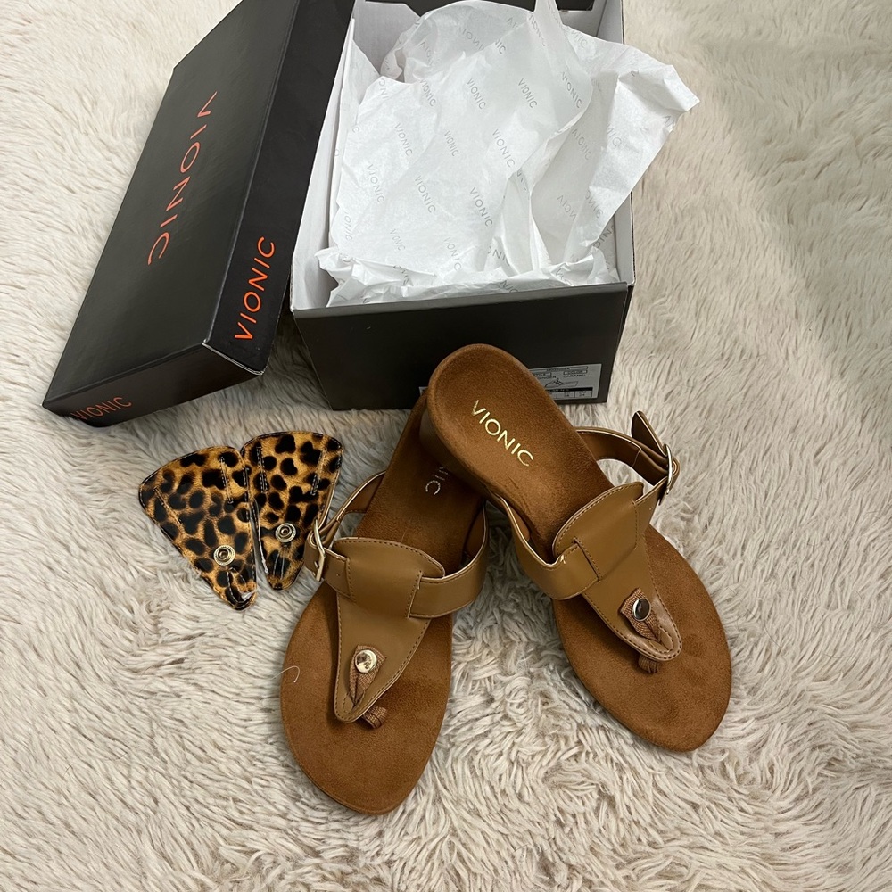 NEVER WORN VIONIC women’s size 7 wedge sandal.